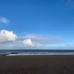 Modern Seaside Escape דירה