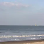 Modern Seaside Escape דירה