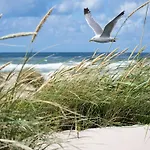 דירה Modern Seaside Escape *