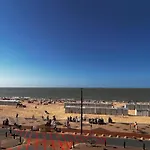 Modern Seaside Escape דירה