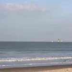 Modern Seaside Escape דירה