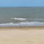 דירה Modern Seaside Escape *