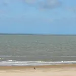 דירה Modern Seaside Escape *