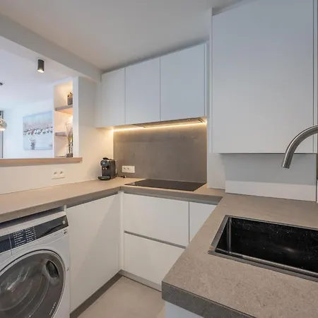 דירה Modern Seaside Escape